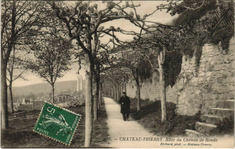 Carte postale ancienne Chateau-Thierry Allee du Chemin de Rounde à Château-Thierry