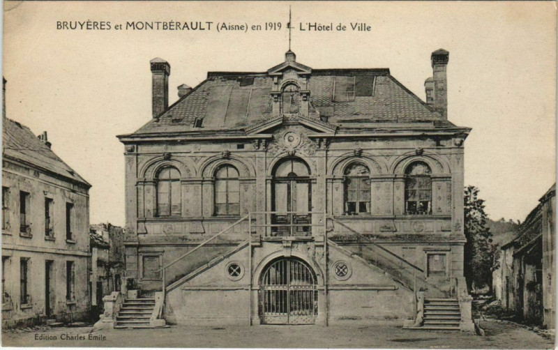 Carte postale ancienne Bruyeres et Montberault en 1919 L'Hotel de Ville