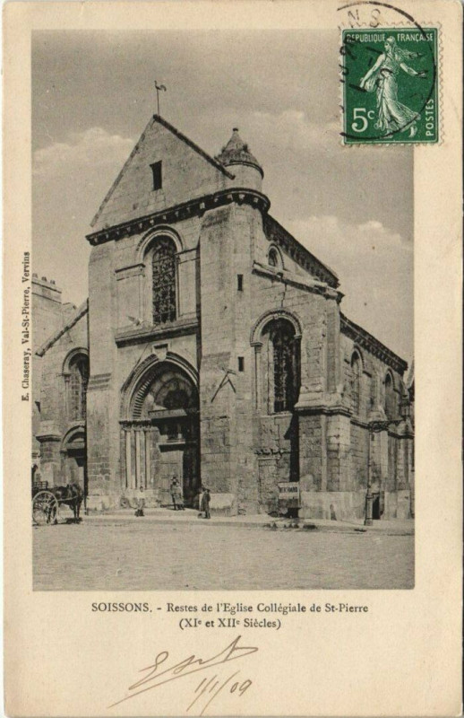 Carte postale ancienne De Soissons Resets de l'Eglise Collegiale de Saint-Pierre à Soissons
