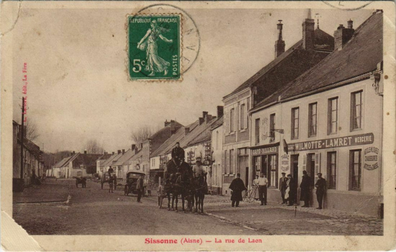 Carte postale ancienne Soissons La rue de Laon à Soissons