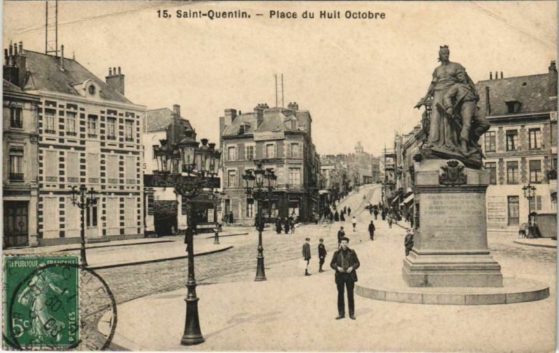 Carte postale ancienne Saint-Quentin Place du Hult October à Saint-Quentin