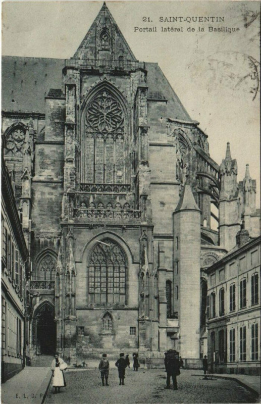 Carte postale ancienne Saint-Quentin Portail lateral de la Basilique à Saint-Quentin