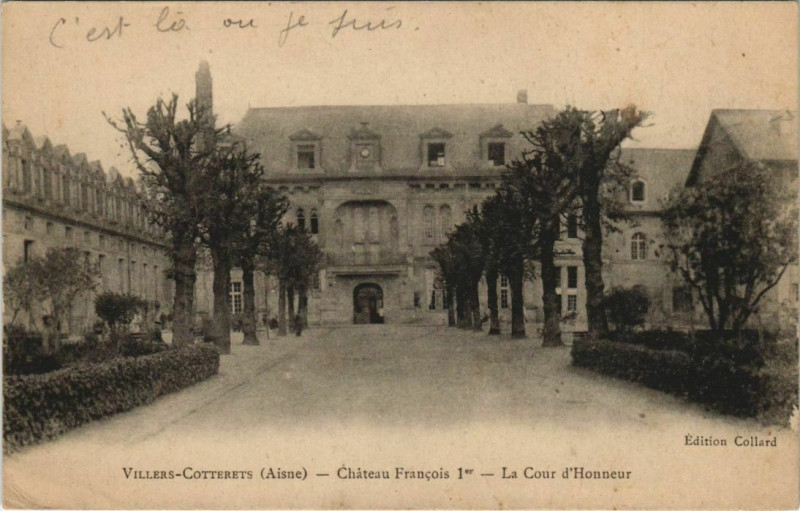 Carte postale ancienne Villers-Cotterets Chateau Francois Ier La Cour d'Honneur à Villers-Cotterêts
