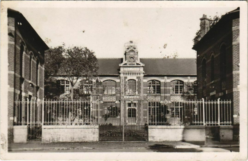 Carte postale ancienne Bohain L'ecole des Filles Construite sur l'emplacement du Fo