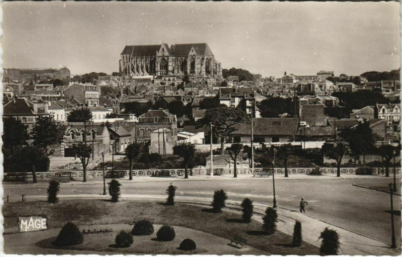 Carte postale ancienne Saint-Quentin Basilique vue du Pont Superieur à Saint-Quentin