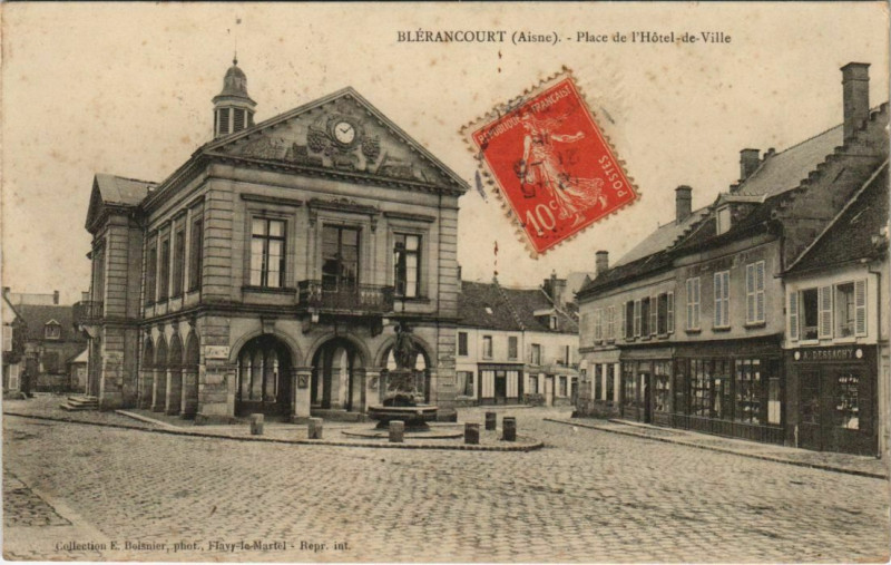 Carte postale ancienne Blerancourt Place de l'Hotel de Ville à Blérancourt