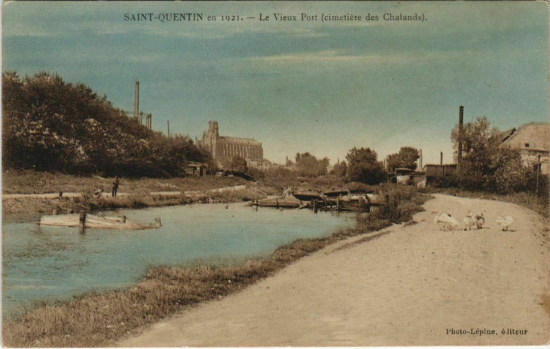 Carte postale ancienne Saint-Quentin en 1921 Le Vieux Port (etmetiere des Chalands ) à Saint-Quentin