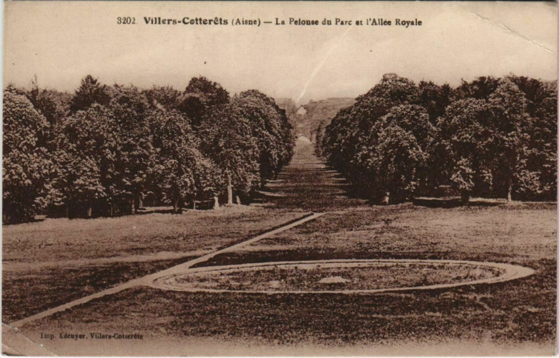 Carte postale ancienne Villers Cotterets La Pelouse du Parc et l'Allee Royale France