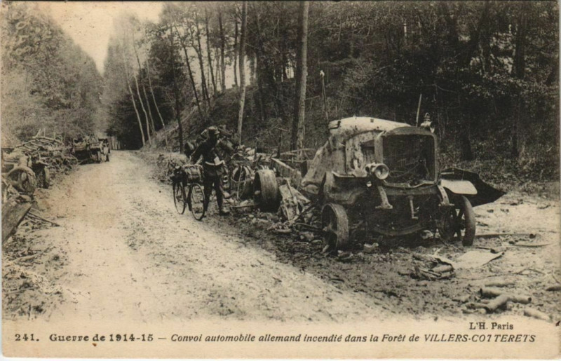 Carte postale ancienne Villers Cotterets Convoi automobile allemand incendie France