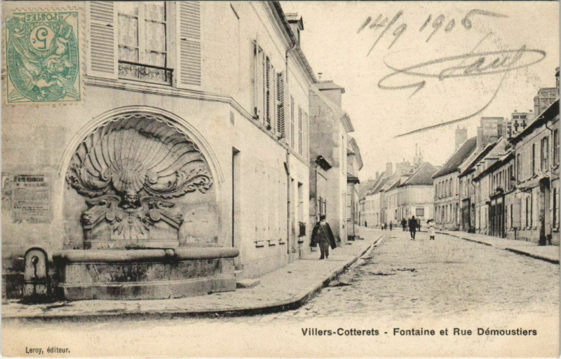 Carte postale ancienne Villers Cotterets Fontaine et Rue Demoustiers France