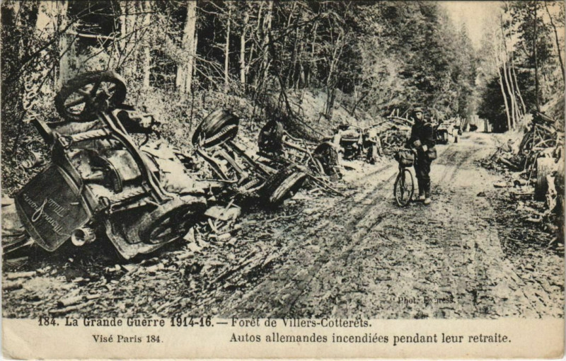 Carte postale ancienne Villers Cotterets Autos allemandes incendiees France