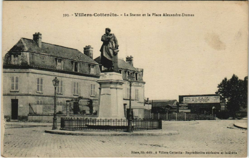 Carte postale ancienne Villers Cotterets La Statue et la Place Alexandre-Dumas France