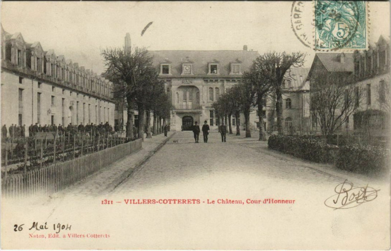 Carte postale ancienne Villers Cotterets Le Chateau, Cour d'Honneur France