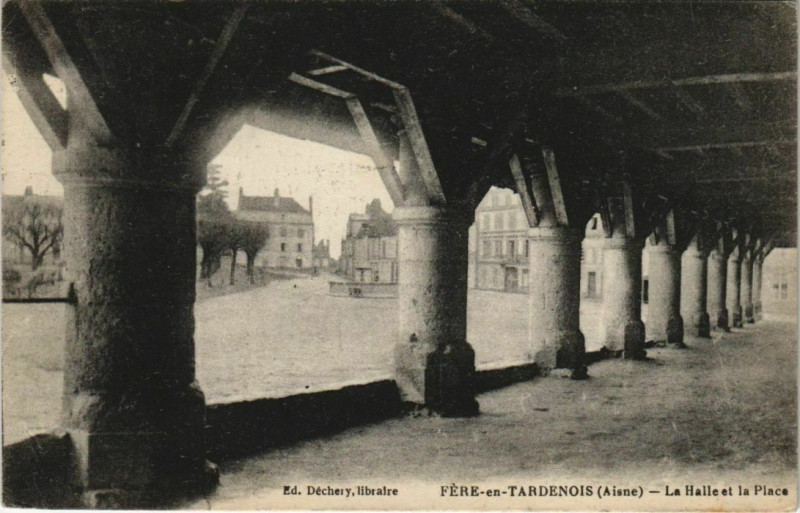 Carte postale ancienne Fere-en-Tardenois La Halle et la Place France à Fère-en-Tardenois
