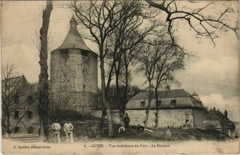 Carte postale ancienne Guise Vue interieure du Fort France à Guise