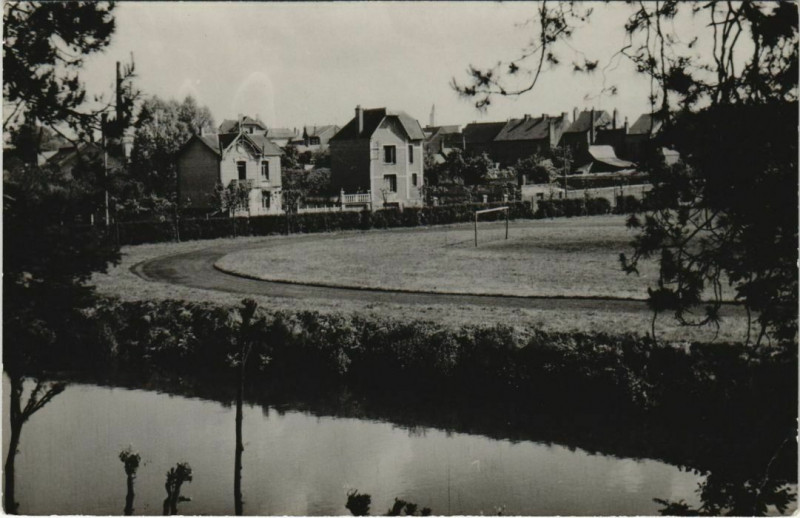 Carte postale ancienne Hirson Le coin du Stade au Square Saint-Nazaire France à Hirson