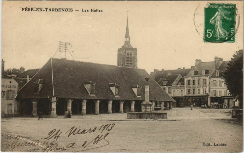 Carte postale ancienne Fere-en-Tardenois Les Halles France à Fère-en-Tardenois
