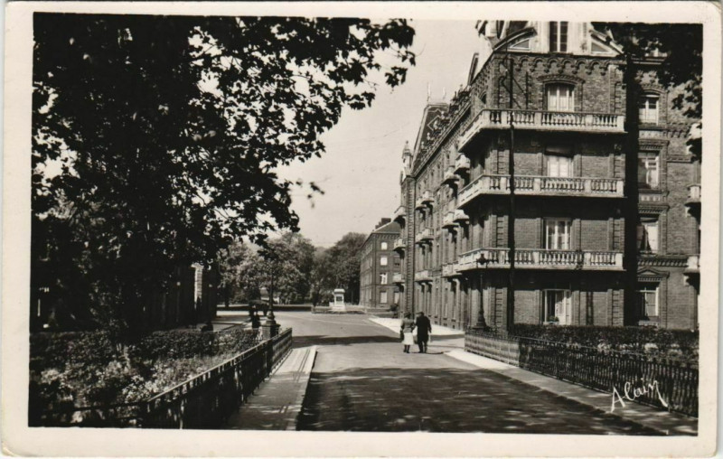 Carte postale ancienne Guise Familistere Godin, Aile droite France à Guise