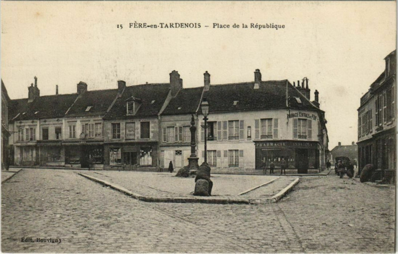 Carte postale ancienne Fere-en-Tardenois Place de la Republique France à Fère-en-Tardenois