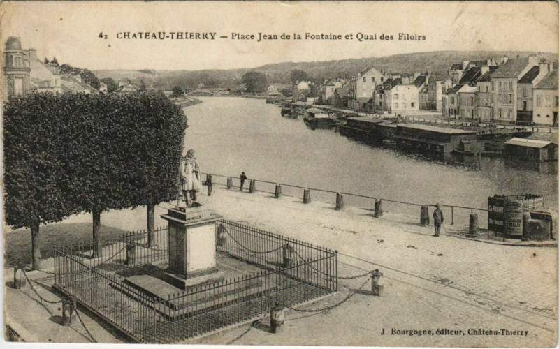 Carte postale ancienne Chateau Thierry Place Jean de la Fontaine et Quai France
