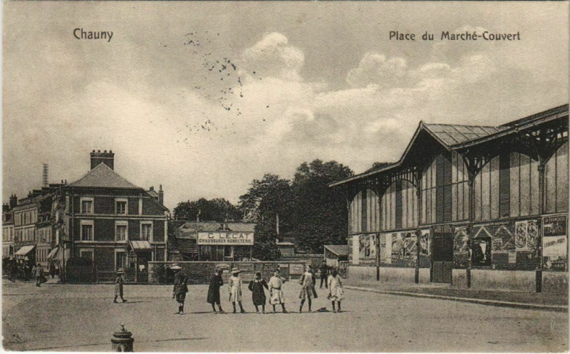 Carte postale ancienne Chauny Place du Marche Couvert France à Chauny
