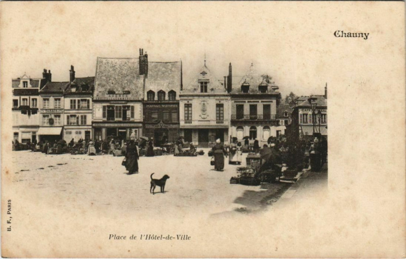 Carte postale ancienne Chauny Place de l'Hotel de Ville France à Chauny
