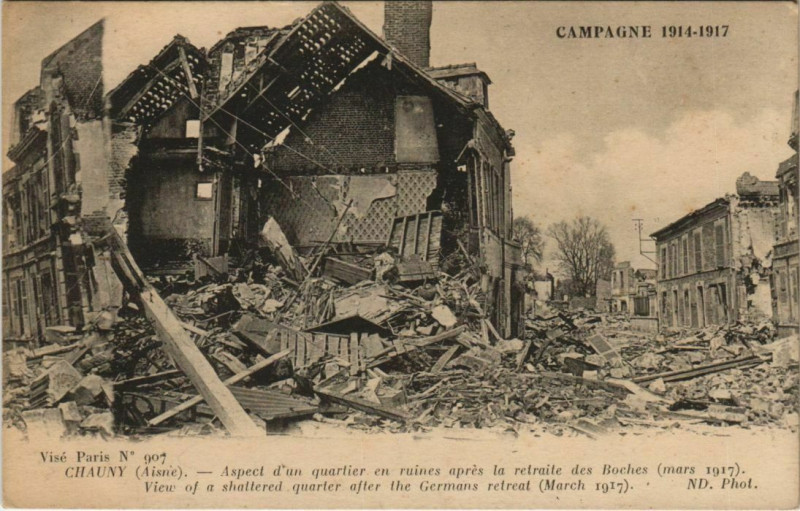 Carte postale ancienne Chauny View of shattered quarter after the Germans retreat France à Chauny