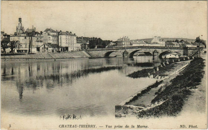 Carte postale ancienne Chateau Thierry Vue prise de la Marne France