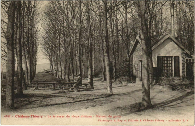 Carte postale ancienne Chateau Thierry La terrasse du vieux chateau France