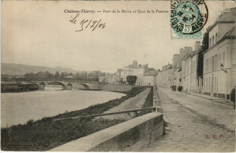 Carte postale ancienne Chateau Thierry Pont de la Marne et Quai France