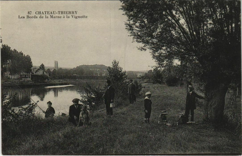 Carte postale ancienne Chateau Thierry Les Bords de la Marne a la Vignotte France