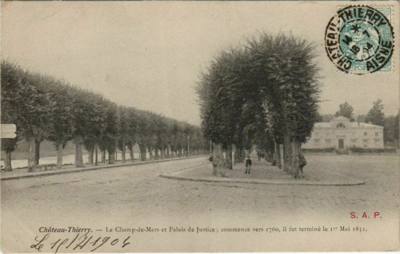 Carte postale ancienne Chateau Thierry Le Champ de Mars et Palais de Justice France
