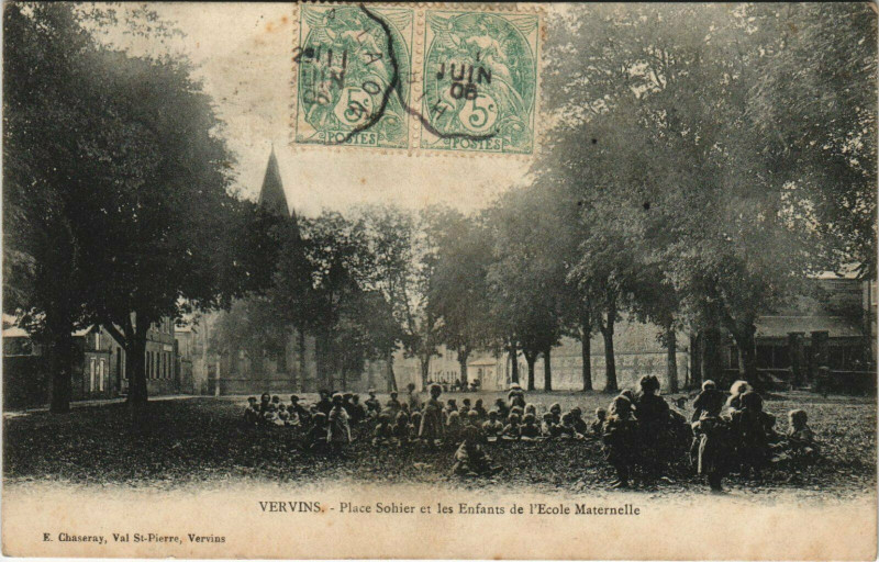 Carte postale ancienne Vervins Place Sohier et les Enfants de l'Ecole Maternelle à Vervins
