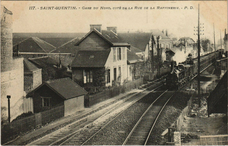 Carte postale ancienne Saint-Quentin Gare du Nord et Rue de la Raffinerie à Saint-Quentin
