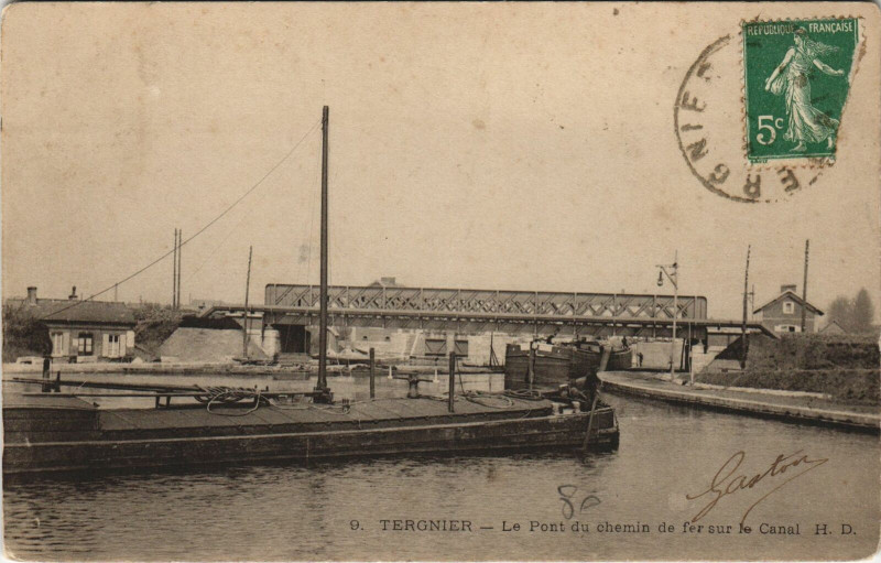 Carte postale ancienne Tergnier Pont du Chemin de fer sur le Canal à Tergnier