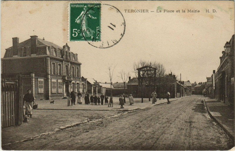 Carte postale ancienne Tergnier La Place et la Mairie à Tergnier
