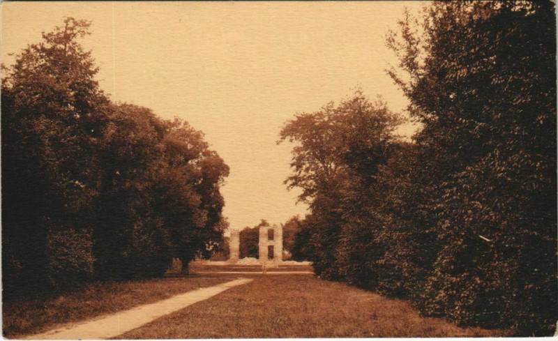 Carte postale ancienne Soissons- Parc deSaint-Crepin,Allee principale France à Soissons