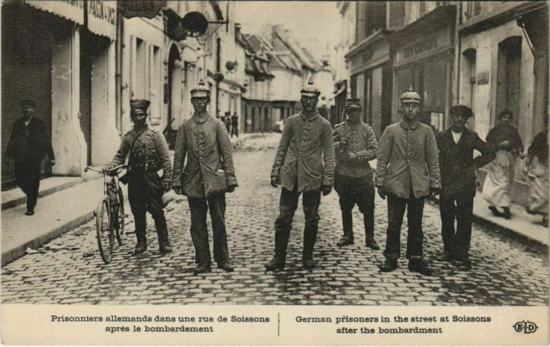 Carte postale ancienne Soissons- Prisonniers allemands dans une rue France à Soissons