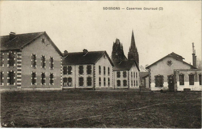 Carte postale ancienne Soissons- Casernes Gouraud France à Soissons