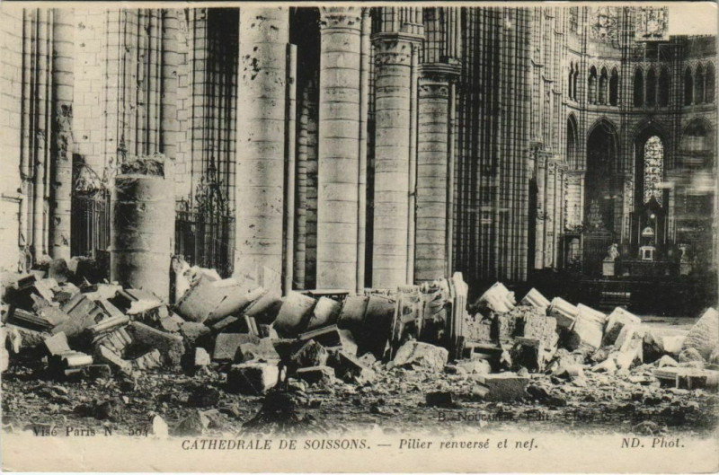 Carte postale ancienne Soissons- La Cathedrale ,Pilier renverse et nef France à Soissons