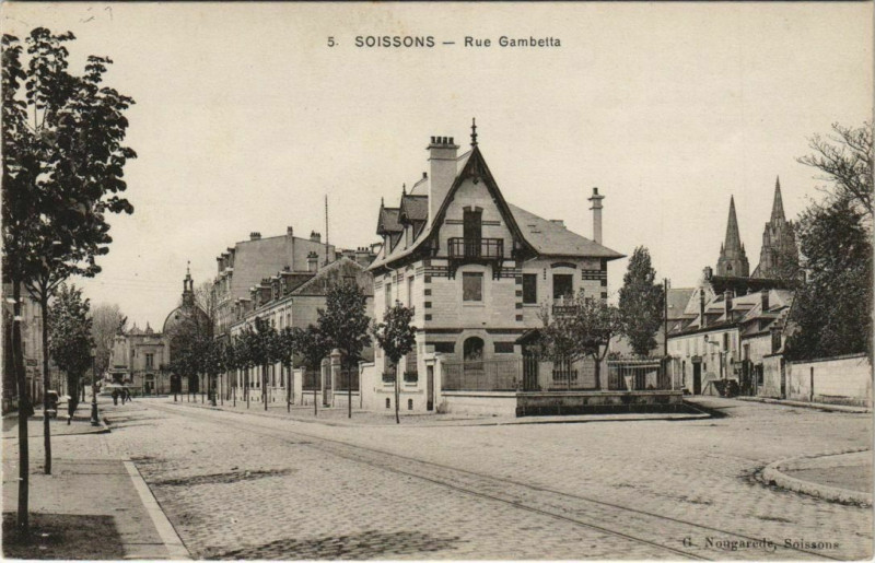 Carte postale ancienne Soissons- Rue Gambetta France à Soissons