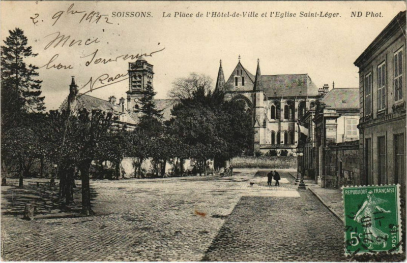 Carte postale ancienne Soissons- Place de l'Hotel de Ville ,EgliseSaint-Leger France à Soissons
