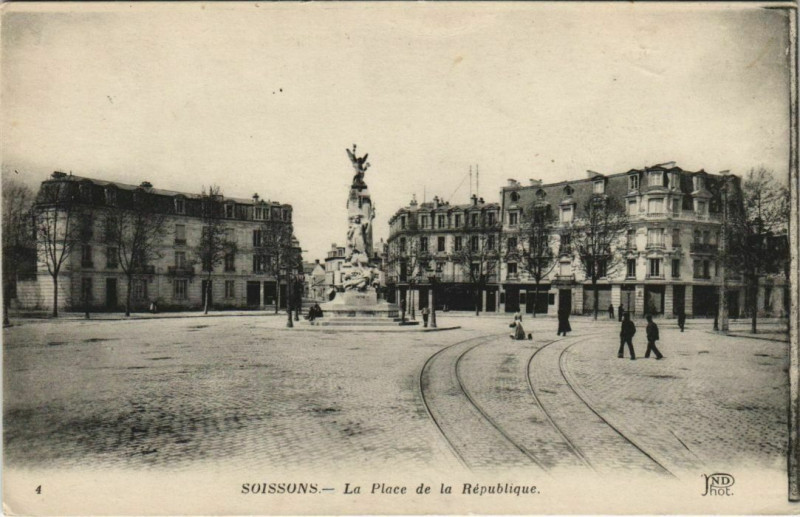 Carte postale ancienne Soissons- La Place de la Republique France à Soissons