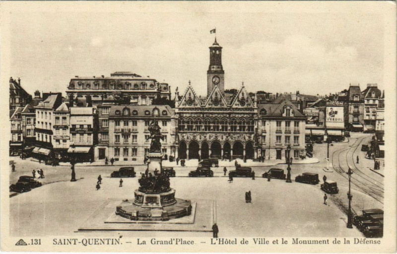 Carte postale ancienne Saint Quentin- Hotel de Ville et le Monument de la Defense France à Saint-Quentin