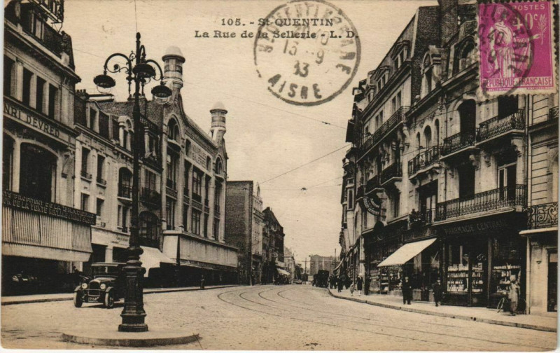 Carte postale ancienne Saint Quentin- La Rue de la Sellerie France à Saint-Quentin