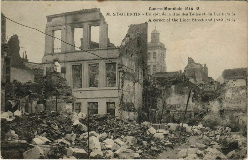 Carte postale ancienne Saint Quentin- Un coin de la Rue des Toiles&du Petit Paris France à Saint-Quentin
