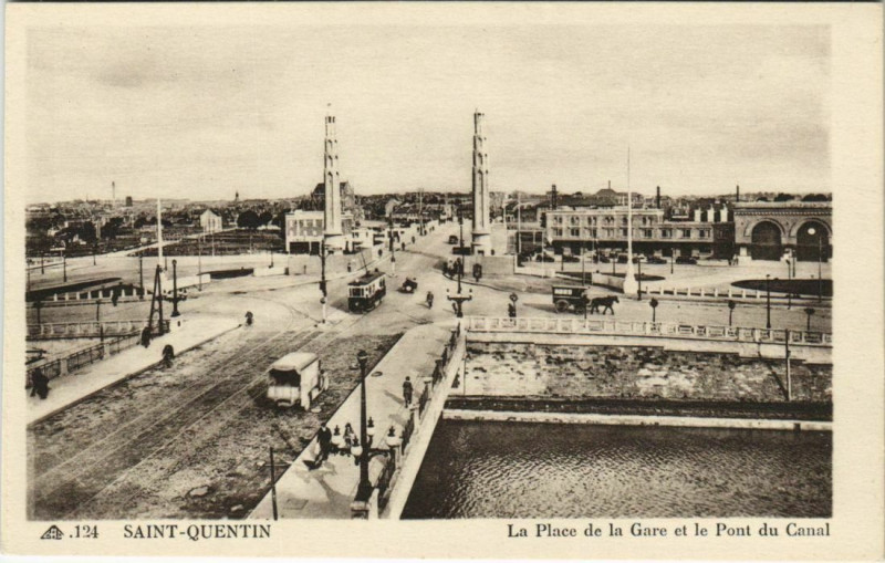 Carte postale ancienne Saint Quentin- La Place de la Gare et le Pont du Canal France à Saint-Quentin