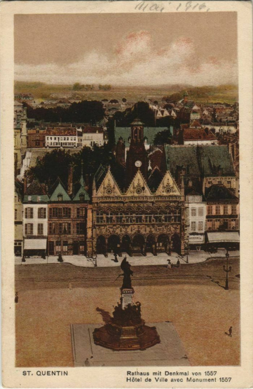 Carte postale ancienne Saint Quentin- Hotel de Ville avec Monument 1557 France à Saint-Quentin