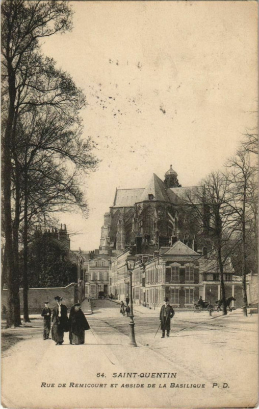 Carte postale ancienne Saint Quentin- Rue de Remicourt et abside de la Basilique France à Saint-Quentin