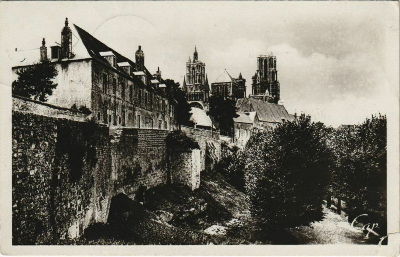 Carte postale ancienne Laon- Les remparts et la Promenade du Nord France à Laon